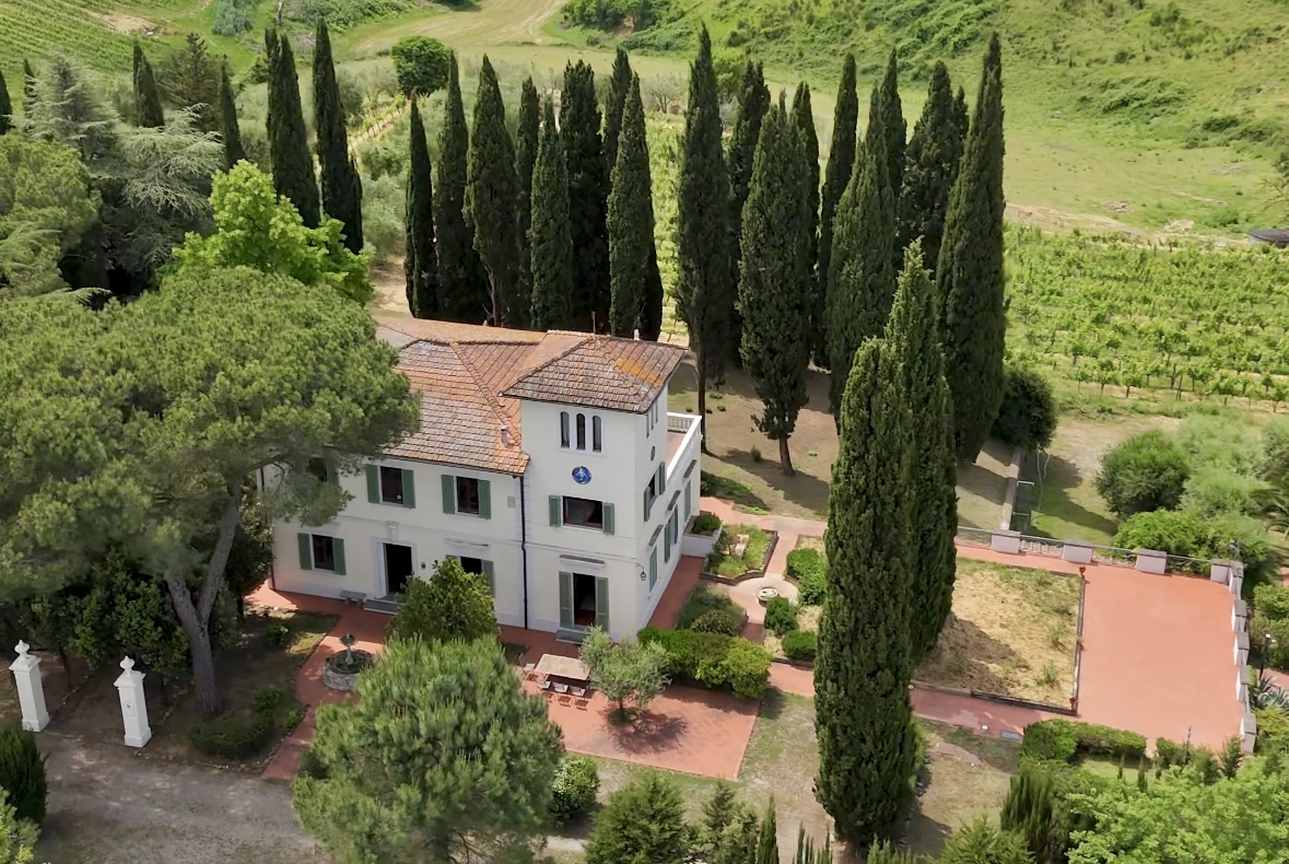 Elegant Hilltop Villa with Pool — Just 10 Minutes from San Gimignano